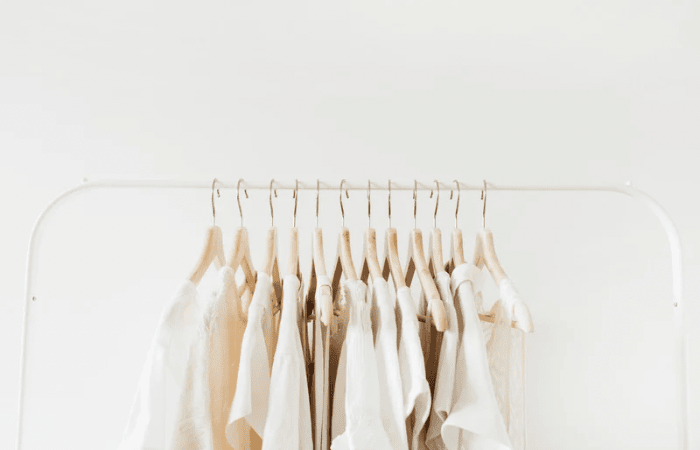 ラックにかかった服