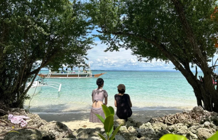 セブ島のビーチに2人