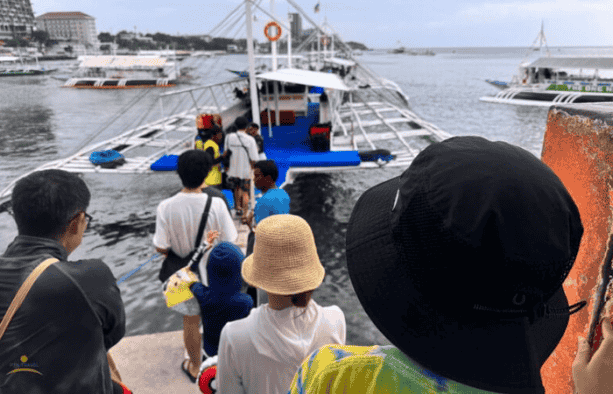 ボートに乗り込む人たち