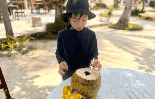 ココナッツジュースを飲む子供