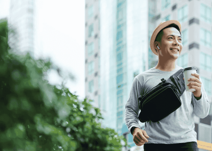 外を歩いている男性