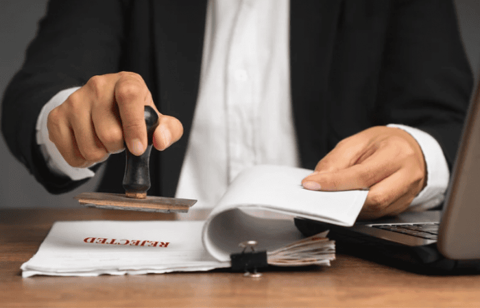 キャンセル印を押す男性