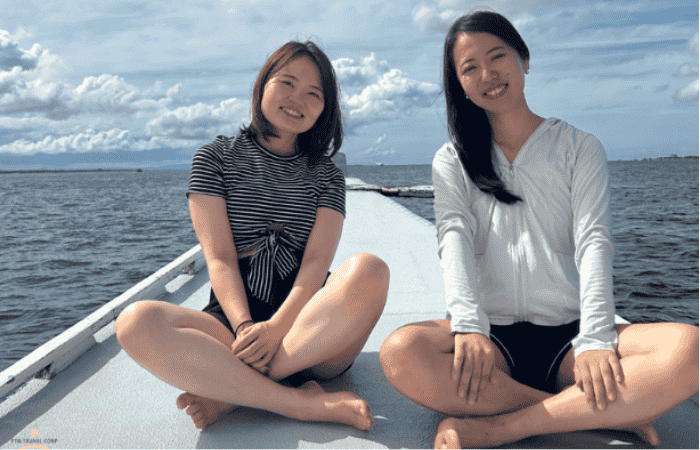 船の上　女性二人