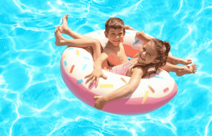 浮き輪で遊ぶ子供