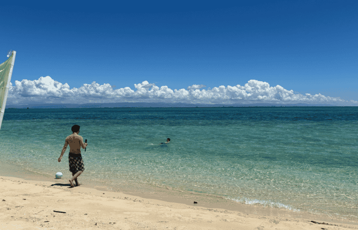 パンダノン島の海に入る男