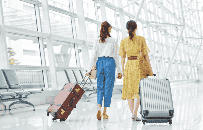 空港　女性たち