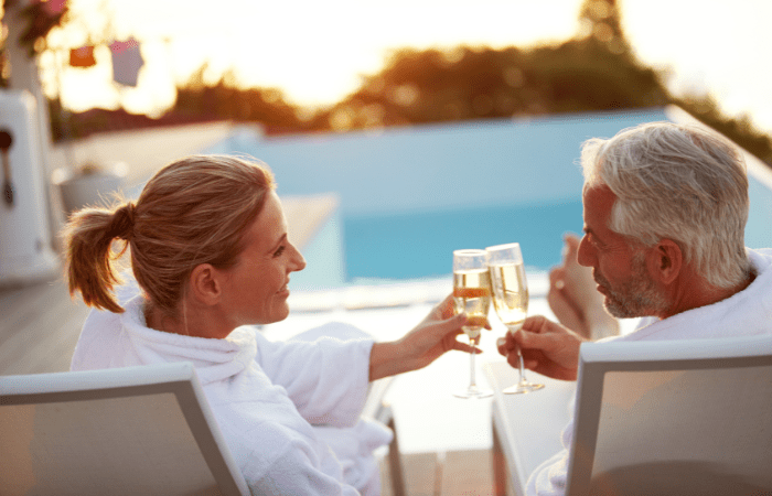 乾杯をしている中年カップル
