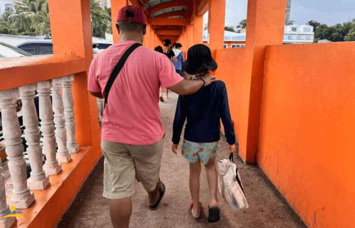 男性と子供が一緒に歩いている