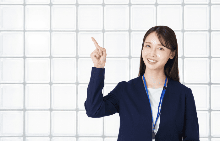 指さしている女性