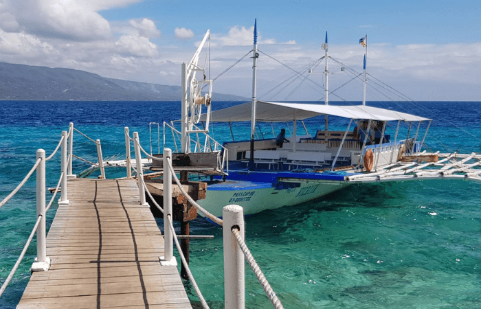 スミロン島の海の浮いているバンカボート