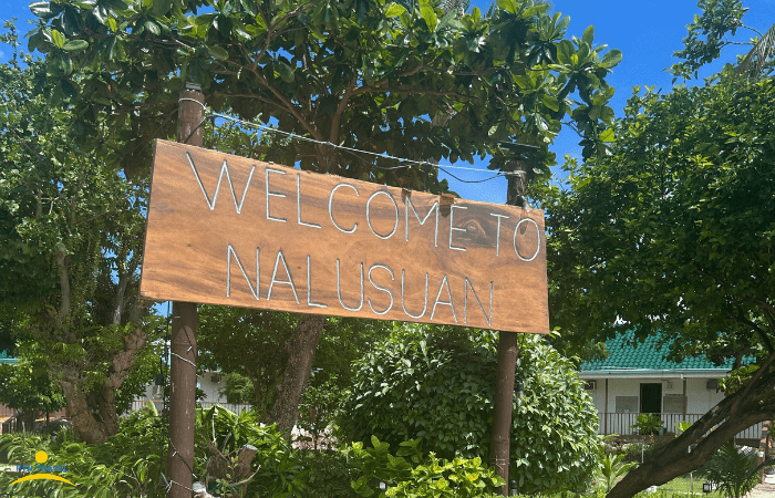 ナルスアン島の看板