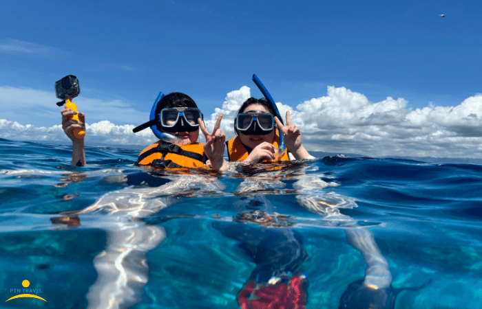 シュノーケリングをしている女の子達
