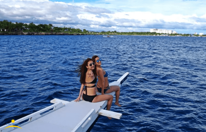 バンカボートで楽しんでいる女性2人