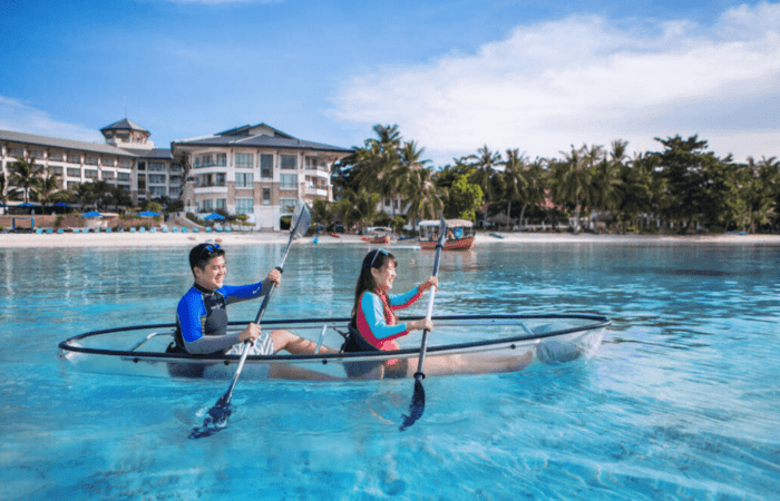 カヤックを漕いでいる2人