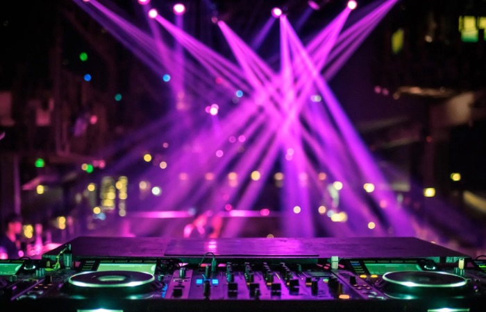 ナイトクラブ、夜遊び