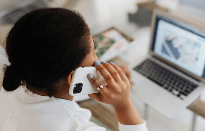 電話を受けている人