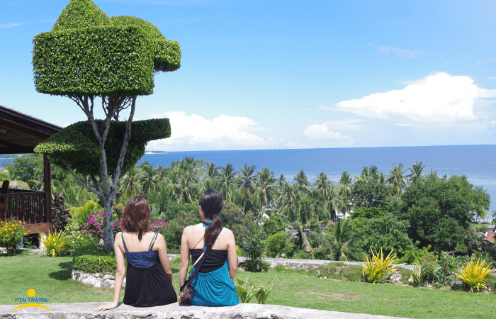 スミロン島の景色を眺めている2人