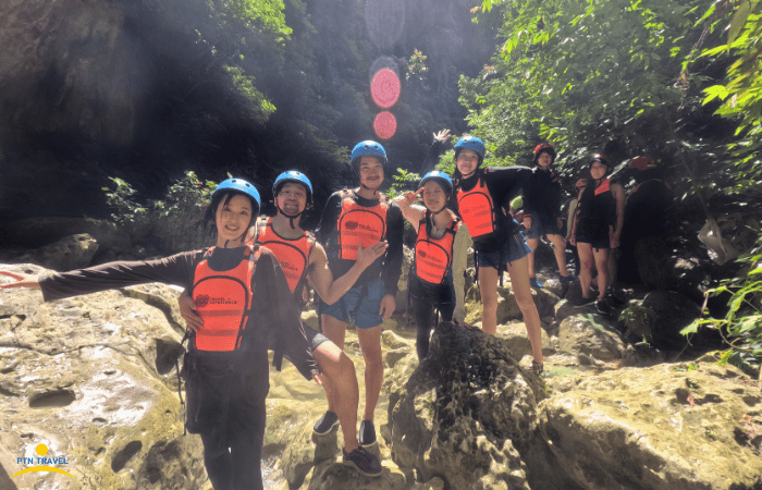 キャニオニングを楽しんでいる人々