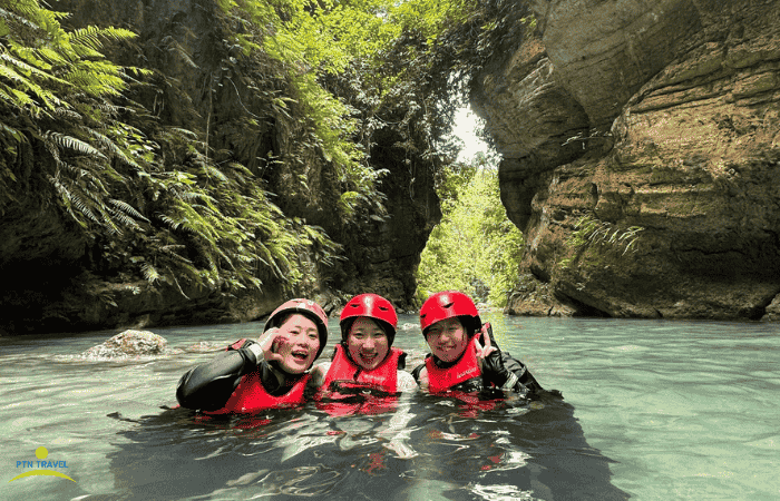 キャニオニングをしている女性