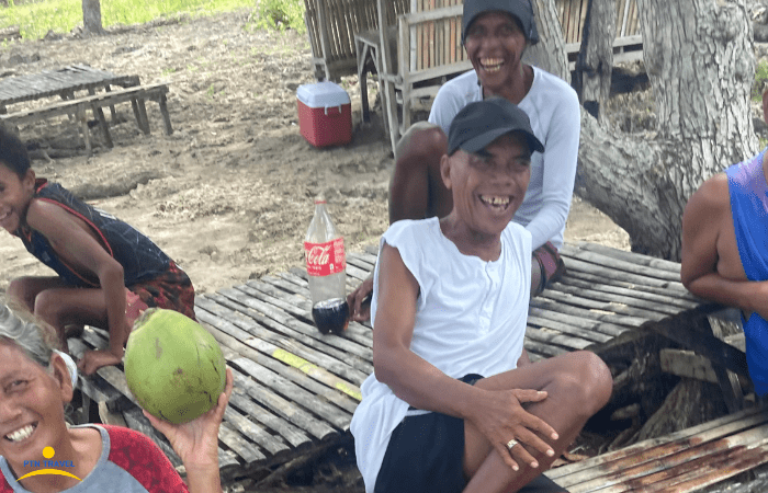 笑っている人々