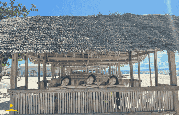 パンダノン島でくつろいでいる人