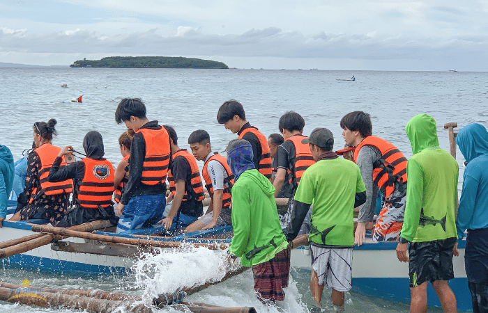 団体でジンベイザメシュノーケリング
