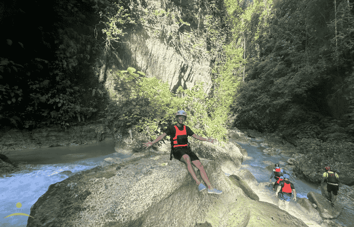 キャニオニングしている様子
