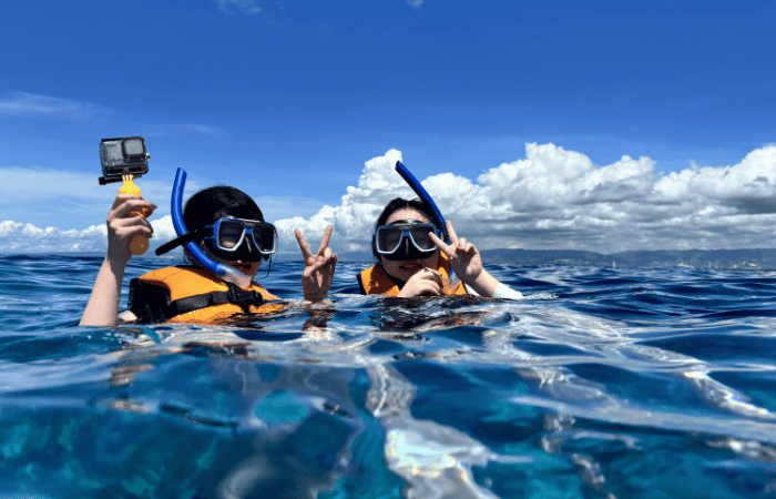 海にいる人たち