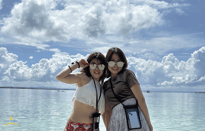 アイランドホッピングで楽しんでいる人たち