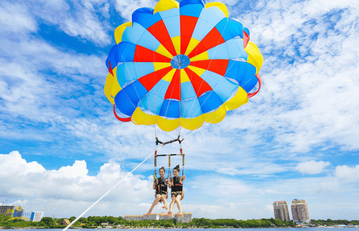 パラセーリングに乗って楽しんでいる人たち