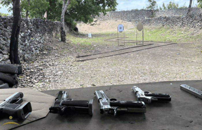 実弾射撃で使う銃の写真