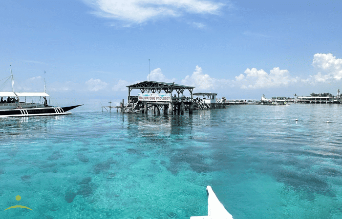ナルスアン島の透明な海と桟橋の風景