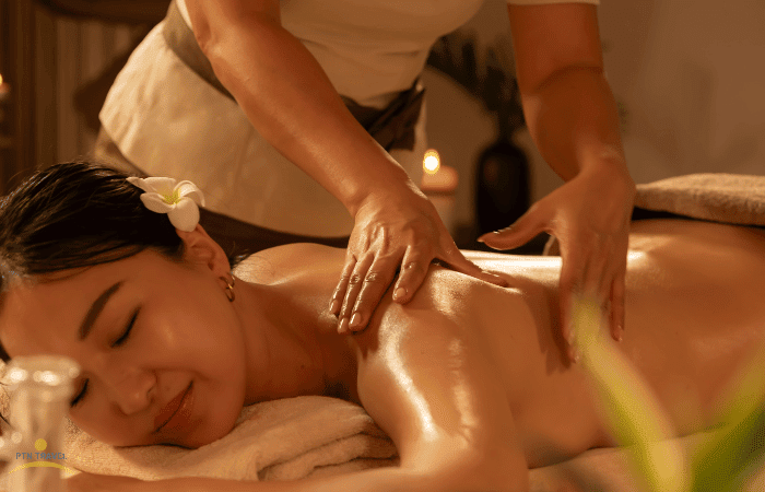 マッサージを受けている人