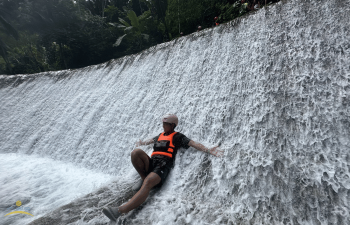 カワサン滝で楽しんでいる人