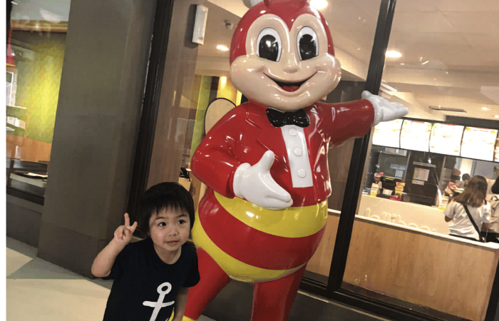 ジョリビーと子供のツーショット