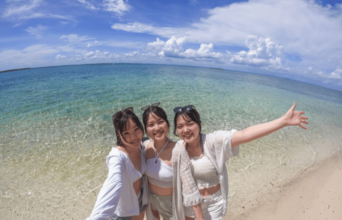 ビーチで楽しんでいる女性たち