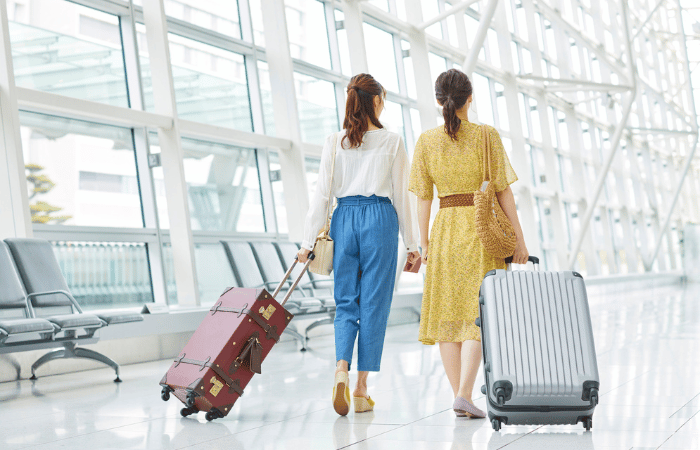 旅行をしている女性たち