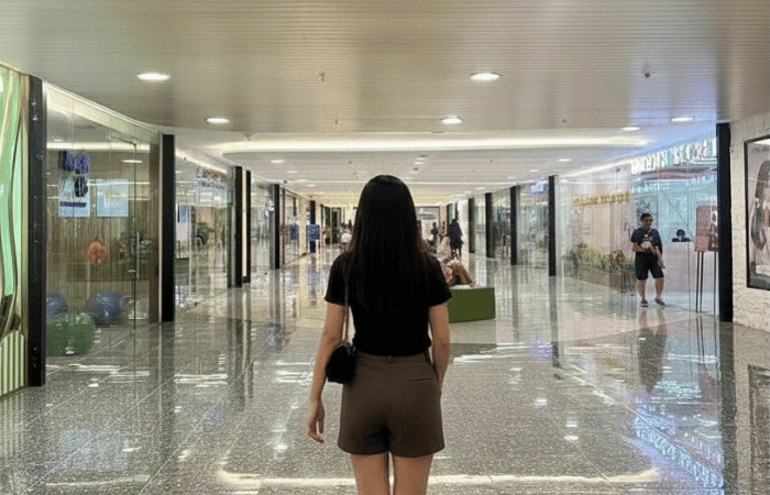 モール内を散策している女性