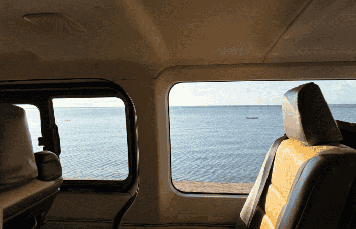 車内からのオスロブの海